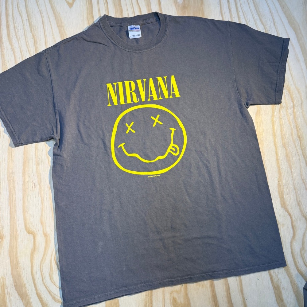 Nirvana Smiley Face Graphic Band Tee Gildan Heavy Cotton Gray Large Mens